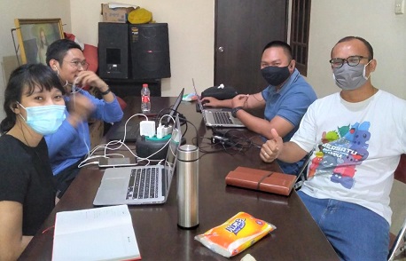 Rm.Lamma menyempatkan diri bergabung langsung dengan Tim PE ketika sedang diskusi kelompok--